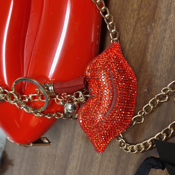 Red Lip-Shaped Women's Crossbody Bag - Picture 4 of 5